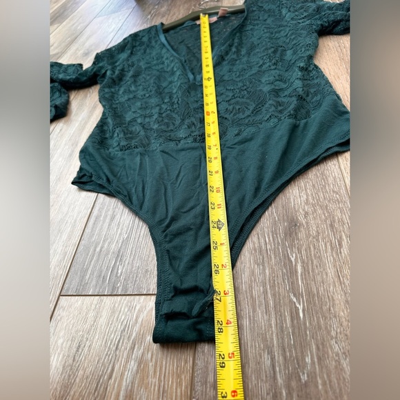 🛍️ willow root. Bell sleeves  lace bodysuit . Excellent condition. - Picture 5 of 10